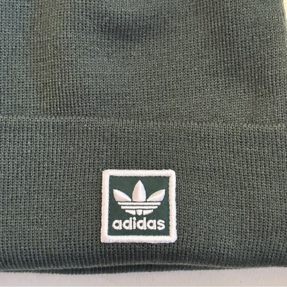 ADIDAS UNISEX ORIGINALS TALL UTILITY BEANIE MINERAL GREEN/WHITE NEW‎